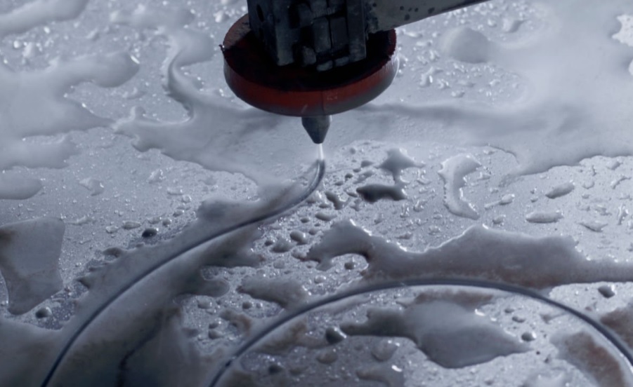 Jak technologie predykcyjne zapobiegają awariom i przestojom w realizacji usług CNC?