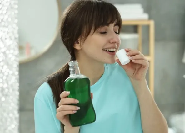 Który płyn do płukania ust wybrać: z alkoholem czy bez?