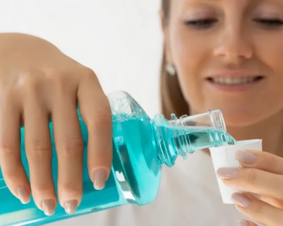 Jakie są różnice między płynami do płukania ust na bazie fluoru i bez fluoru?