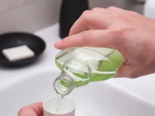 Jak stosować płyn do płukania jamy ustnej przy aparacie ortodontycznym?