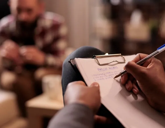 Kiedy psychiatra, a kiedy psycholog – do kogo się zgłosić?