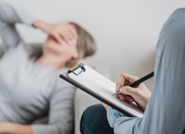 Jak rozmawiać z bliską osobą, która potrzebuje pomocy psychiatry?