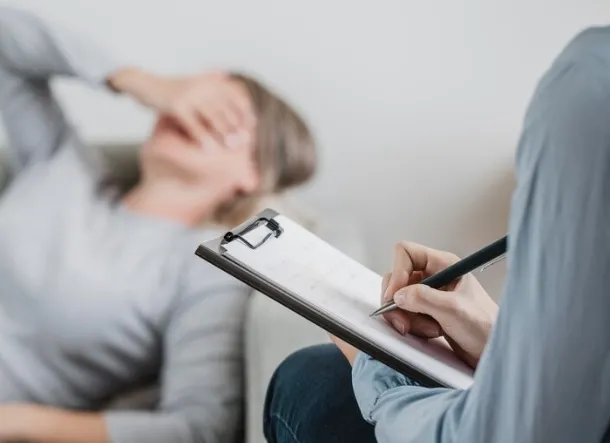 Jak rozmawiać z bliską osobą, która potrzebuje pomocy psychiatry?